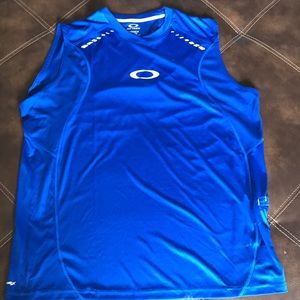Men’s Oakley sleeveless tee